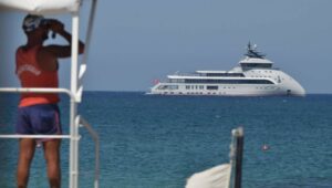 Il mega yacht con la prua rovesciata si chiama Olivia O