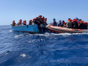 Pozzallo, 26 migranti in porto ustionati dal sole: tra loro 8 bambini