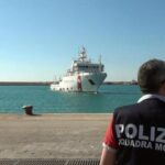 Pozzallo: 6 migranti morti di fame e sete su un barcone, 3 bambini