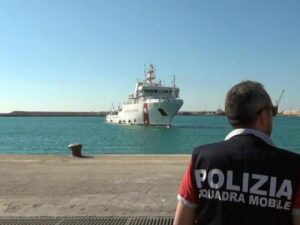 Pozzallo: 6 migranti morti di fame e sete su un barcone, 3 bambini