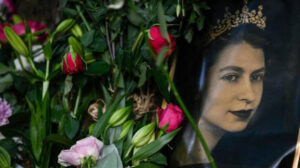 Morte Regina Elisabetta II, il feretro è tornato a Londra