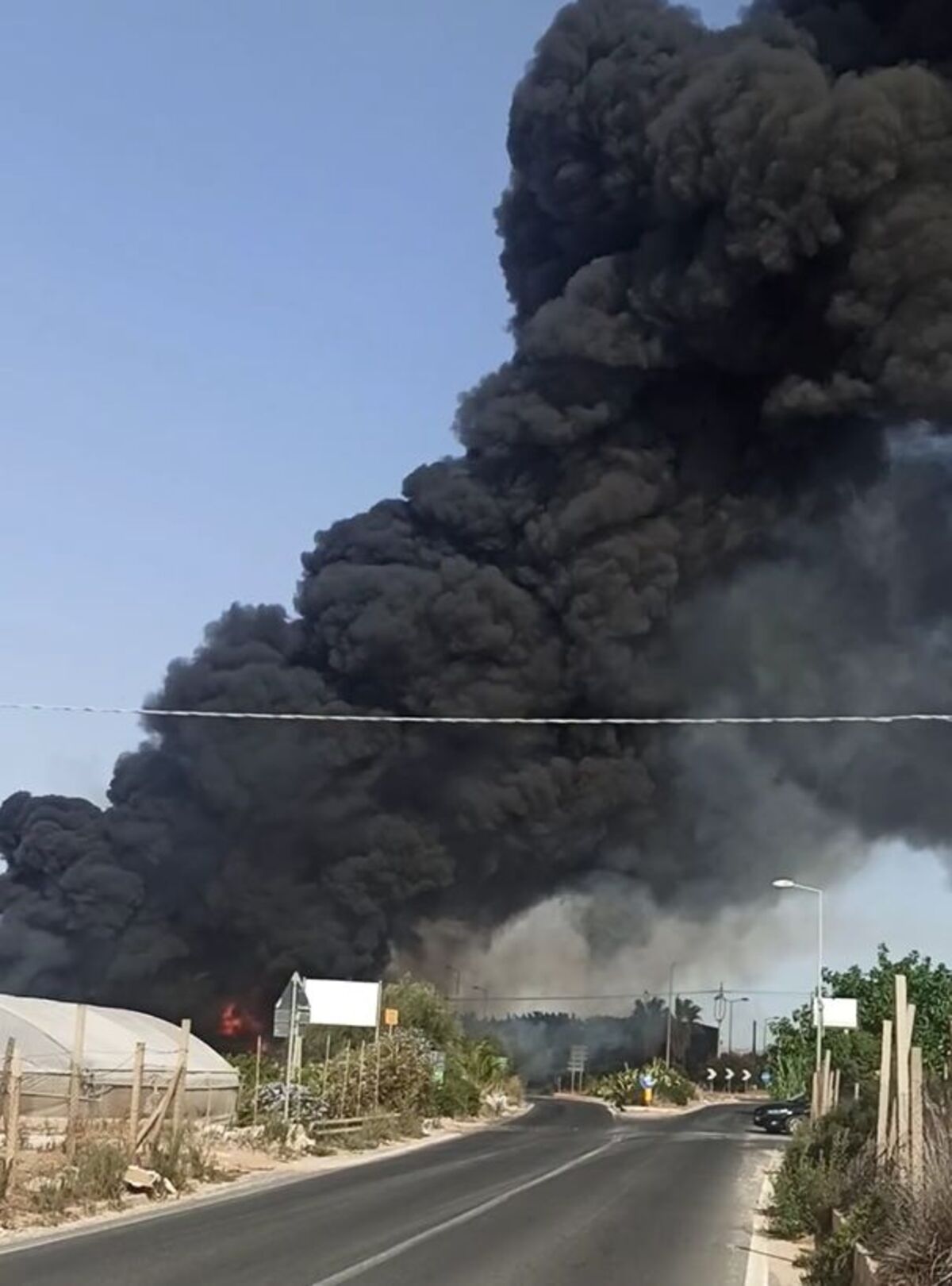 Impressionante nube tossica a Marina di Acate VIDEO