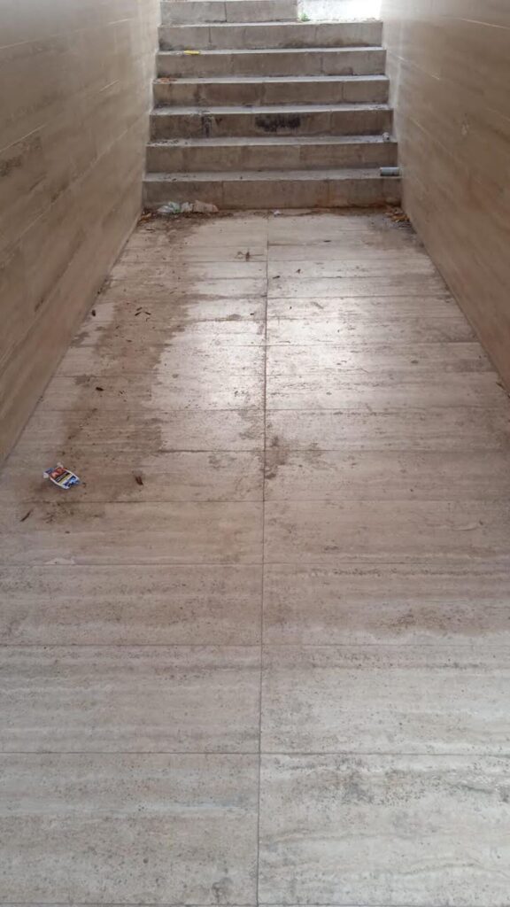 La piazza di spaccio nel sottopassaggio, a Ragusa