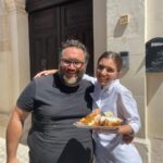 Peppone Calabrese e Federica Pisana davanti a un bignè testa di turco