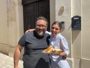 Peppone Calabrese e Federica Pisana davanti a un bignè testa di turco