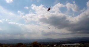 Toro volante in cielo, appeso alla fune dell'elicottero VIDEO