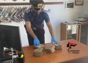 Panetti di hashish in spiaggia Castellammare del Golfo