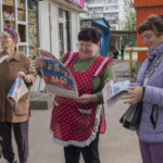 Kiev, gruppi armati costringono persone a voto referendum