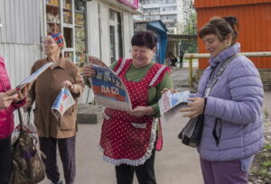 Kiev, gruppi armati costringono persone a voto referendum