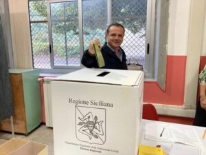 Regionali: candidato Cateno De Luca vota a Fiumedinisi