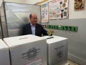 Regionali: candidato Renato Schifani vota a Palermo