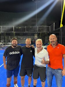 Gianluca Vacchi gioca a Padel a Ragusa