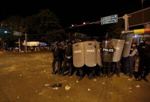 Indonesia: scontri dopo partita calcio, almeno 127 morti