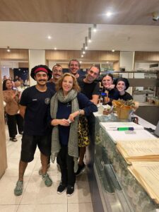 Stefania Sandrelli a cena a Marina di Ragusa nelle pause del film