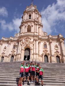 Modica, i 6 ciclisti ce l'hanno fatta: a casa dopo il Giro della Sicilia VD