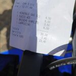 Colazione a 23,40 euro: acqua, succo, brioche e cappuccio