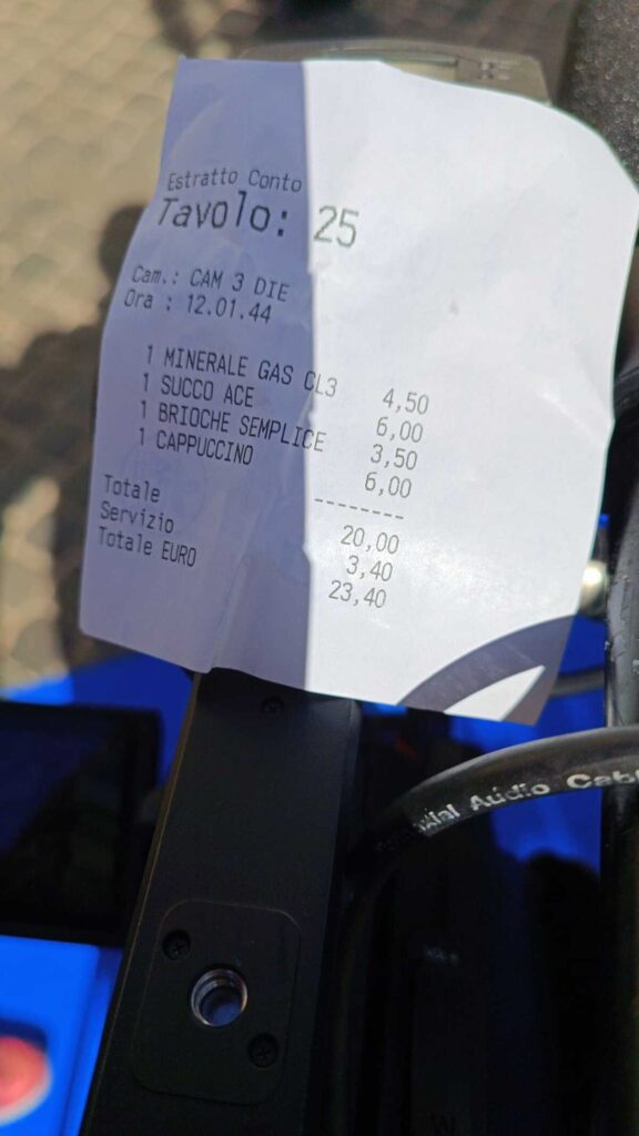 Colazione a 23,40 euro: acqua, succo, brioche e cappuccio