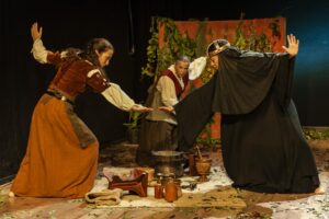 Teatro, le streghe in scena al chiostro di Modica