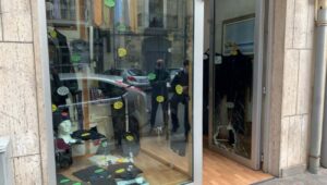 Vittoria, tenta furto in negozio di abbigliamento, arrestato