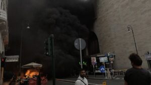 Incendio accanto alla stazione Termini di Roma