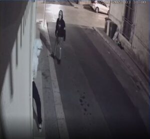Due giovani aspiranti ladri filmati da una telecamera