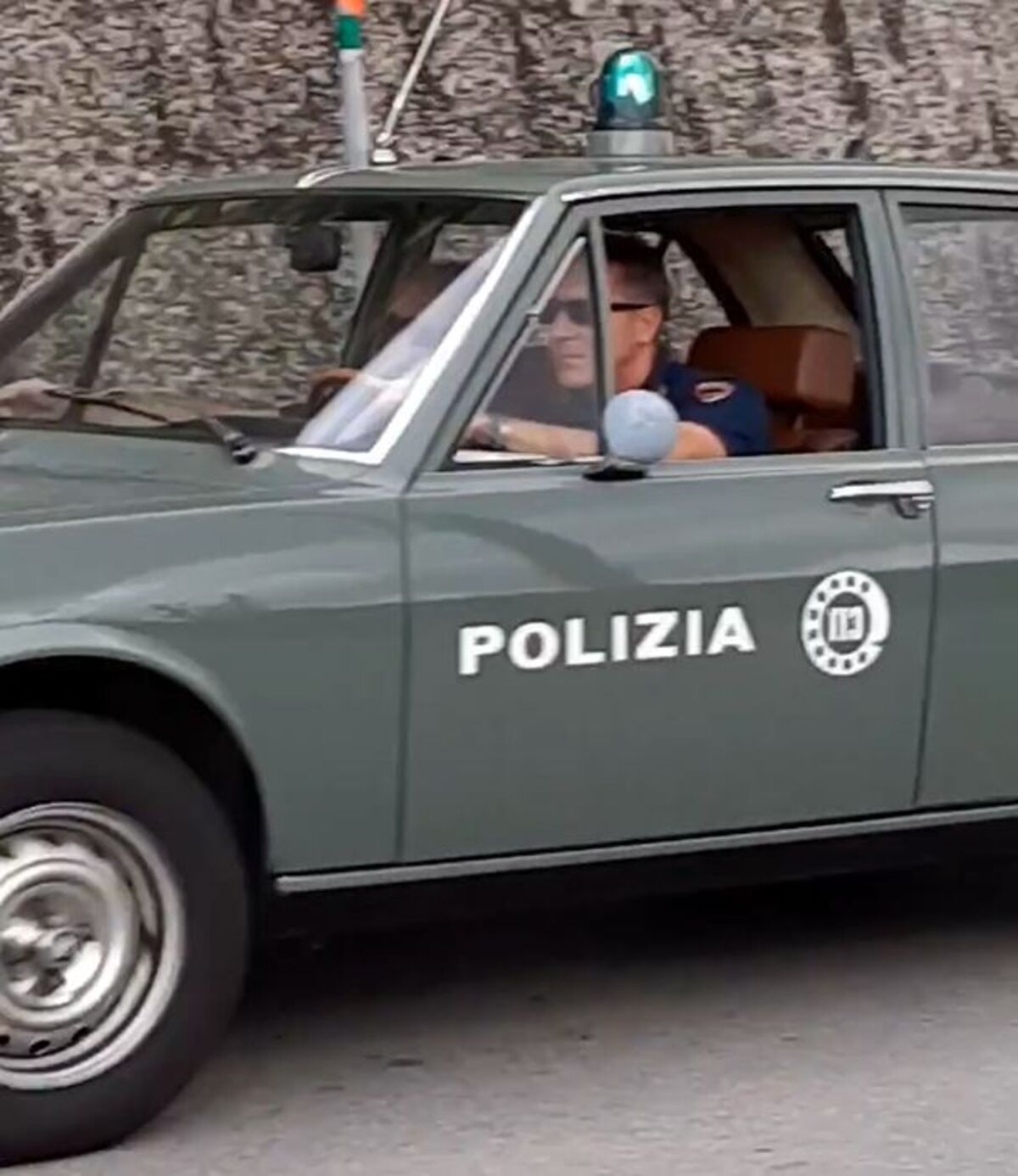 Polizia di Chiaramonte Gulfi sull’Alfetta 1800, a sirene spiegate VIDEO