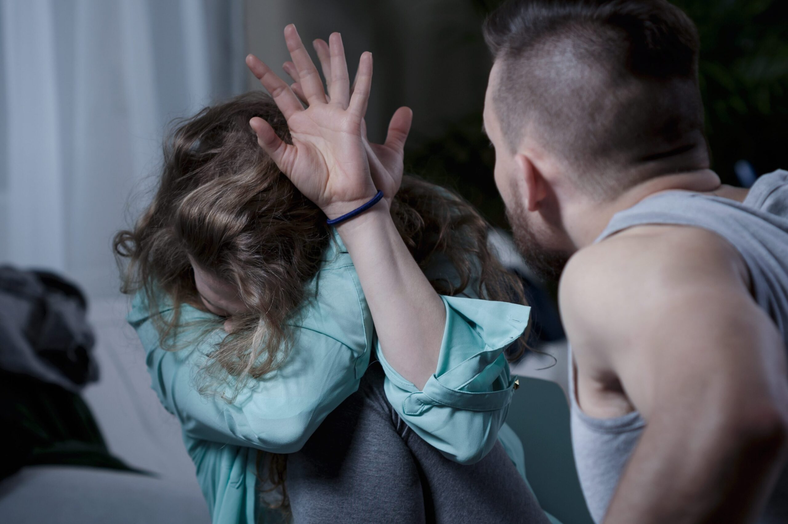 Comiso, vessava la compagnia, misura restrittiva per un giovane
