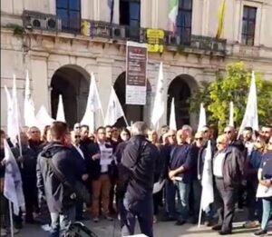 Politici, imprenditori, sindacati e famiglie da tutta la provincia nel capoluogo ibleo per protestare contro i rincari