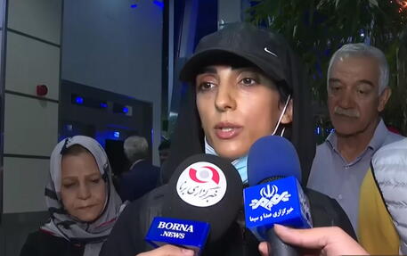 Rekabi torna a Teheran accolta come un’eroina da sostenitori