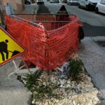 A Ragusa, la mega buca in via del Melograno, qualche auto ci finisce dentro