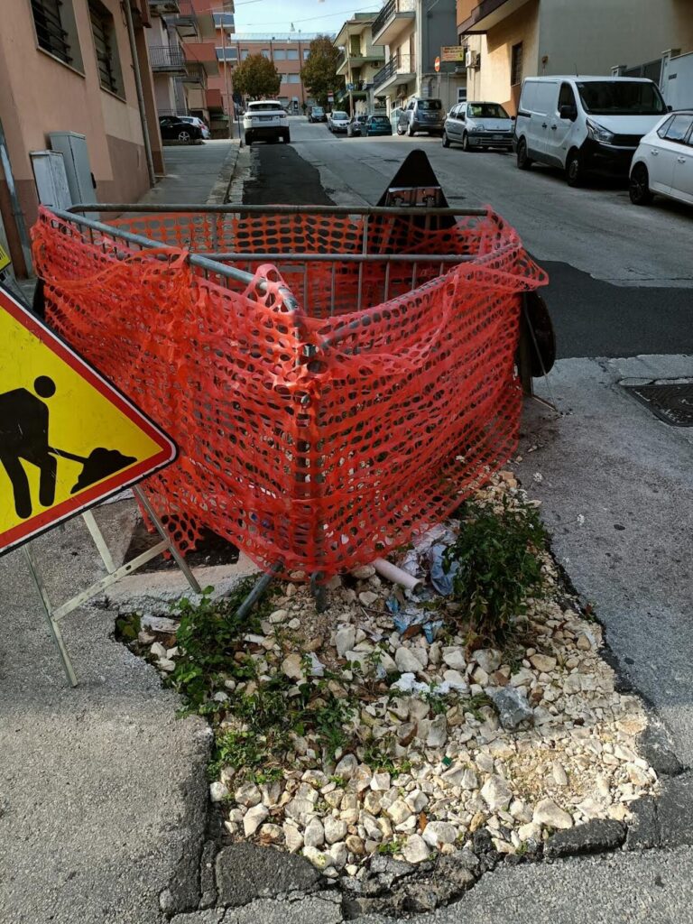 A Ragusa, la mega buca in via del Melograno, qualche auto ci finisce dentro