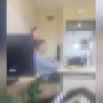 Pugno allo stomaco dell'alunno che lo sfotte: prof sospeso