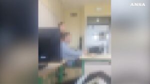 Pugno allo stomaco dell'alunno che lo sfotte: prof sospeso