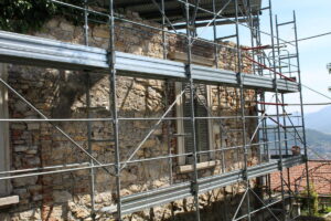 Ruba un ponteggio edile da un cantiere di Ragusa, preso