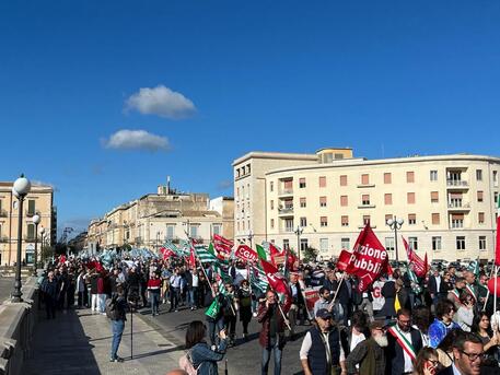 Lukoil: in migliaia in corteo a Siracusa per area di Priolo