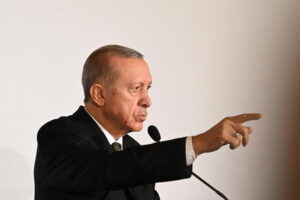 Erdogan, 'contro le forze curde non faremo solo raid aerei'