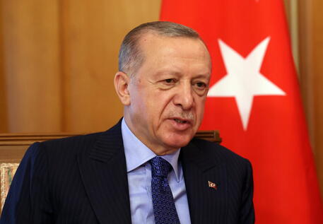 Erdogan, raid aerei contro forze curde sono solo l’inizio