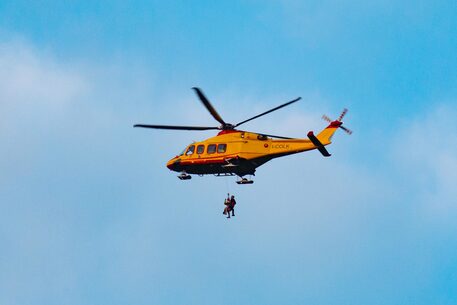 Elicottero cade nel Biellese, grave il pilota Elicottero cade nel Biellese, grave il pilota