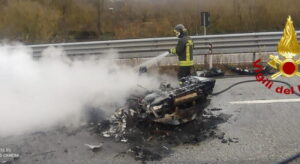 Folle corsa a 300 all'ora, la Lamborghini prende fuoco