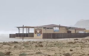 Maltempo, la mareggiata spazza via la spiaggia