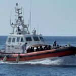 Barca affonda a Lampedusa, 4 dispersi anche 2 bimbi