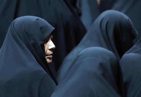 Iran: deputato, blocco dei conti bancari a donne senza velo