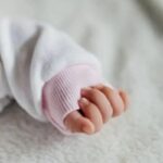 Bimba rischia di soffocare per un grumo di latte, salvata