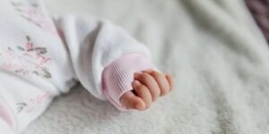 Bimba rischia di soffocare per un grumo di latte, salvata