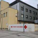 15enne aggredito davanti a scuola, nessuno lo difende