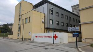 15enne aggredito davanti a scuola, nessuno lo difende