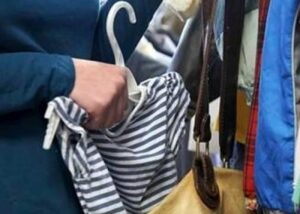 Presa, al centro commerciale di Ragusa, la ladra di vestiti