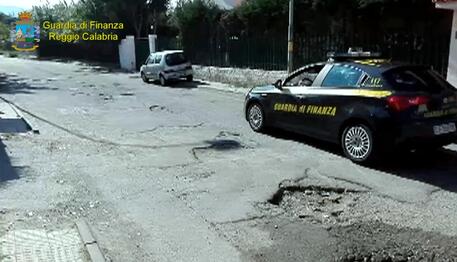 Reggio C.,ai domiciliari 3 imprenditori e un carabiniere Reggio C.,ai domiciliari 3 imprenditori e un carabiniere