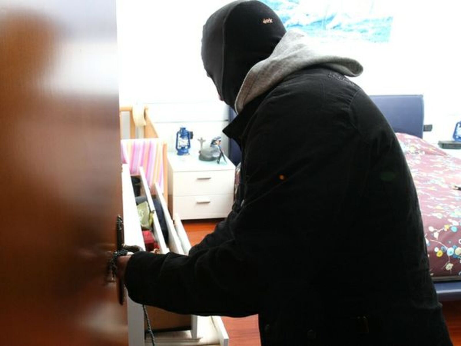 Trova il ladro in casa, lo blocca e chiama i carabinieri