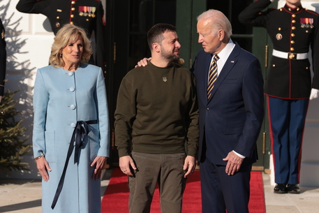 Tappeto rosso per Zelensky alla Casa Bianca, ricevuto da Biden
